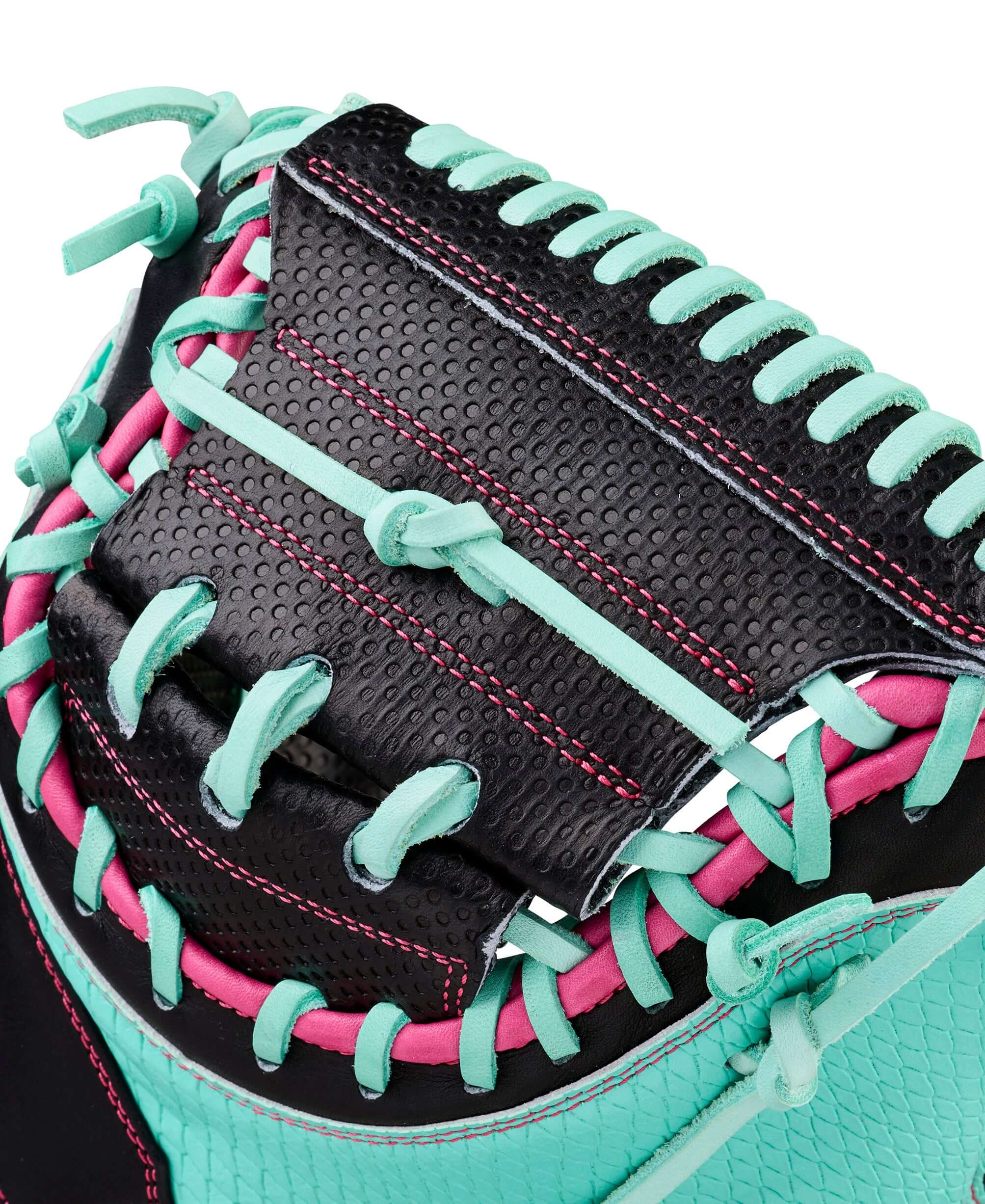 Wilson Spring 2026 A2000 SCM23SS 33.5” Baseball Catcher’s Mitt - Image 6